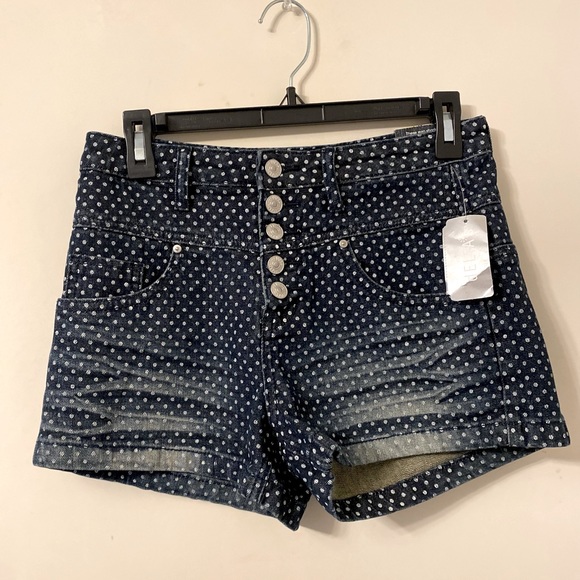 WOMEN’S SHORTS BUNDLE - Picture 3 of 12